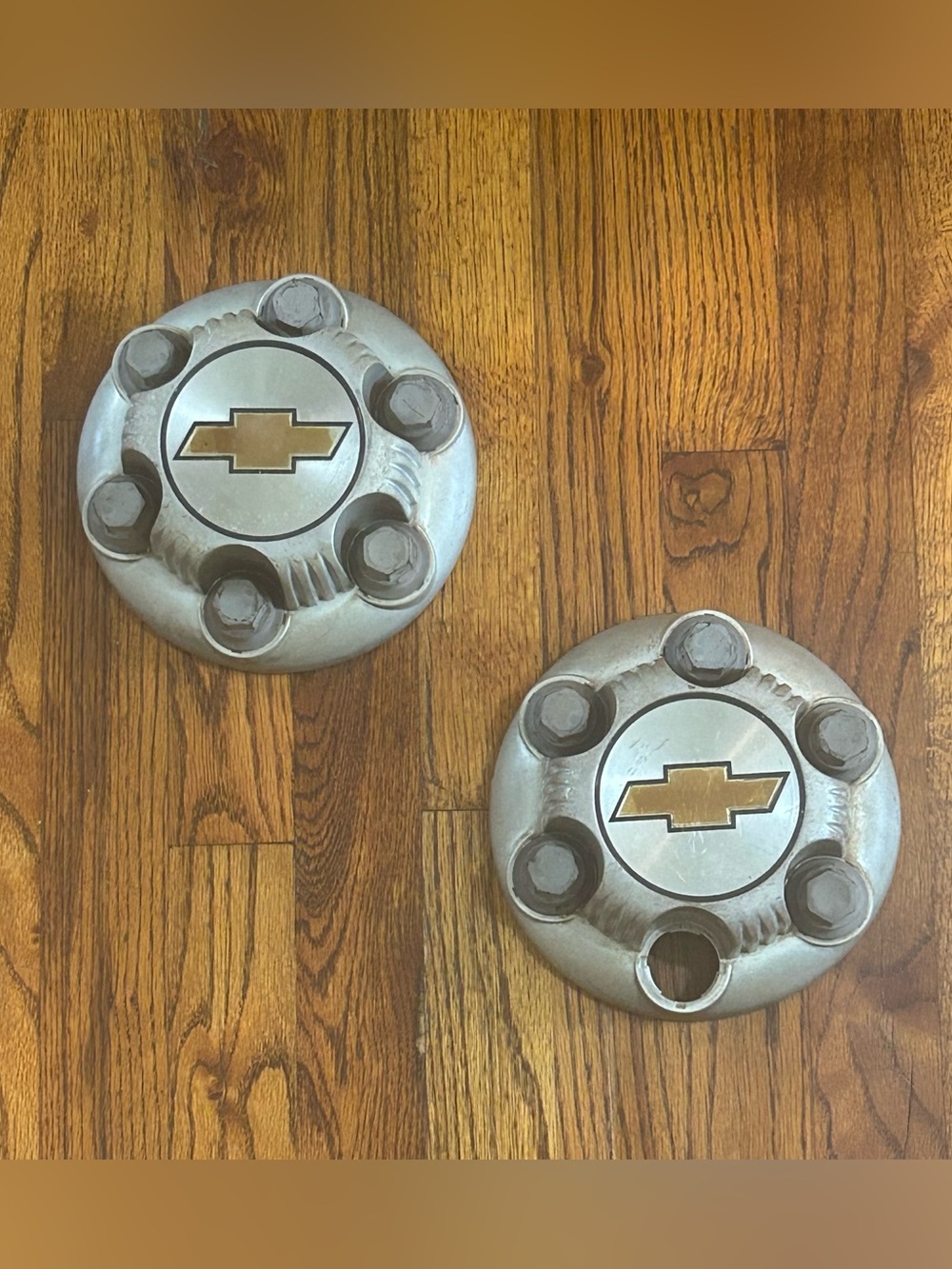 2 Chevrolet Silver Center Caps OEM 6 Lug Bow tie 15712371 - 74 1999 - 2006 Silve